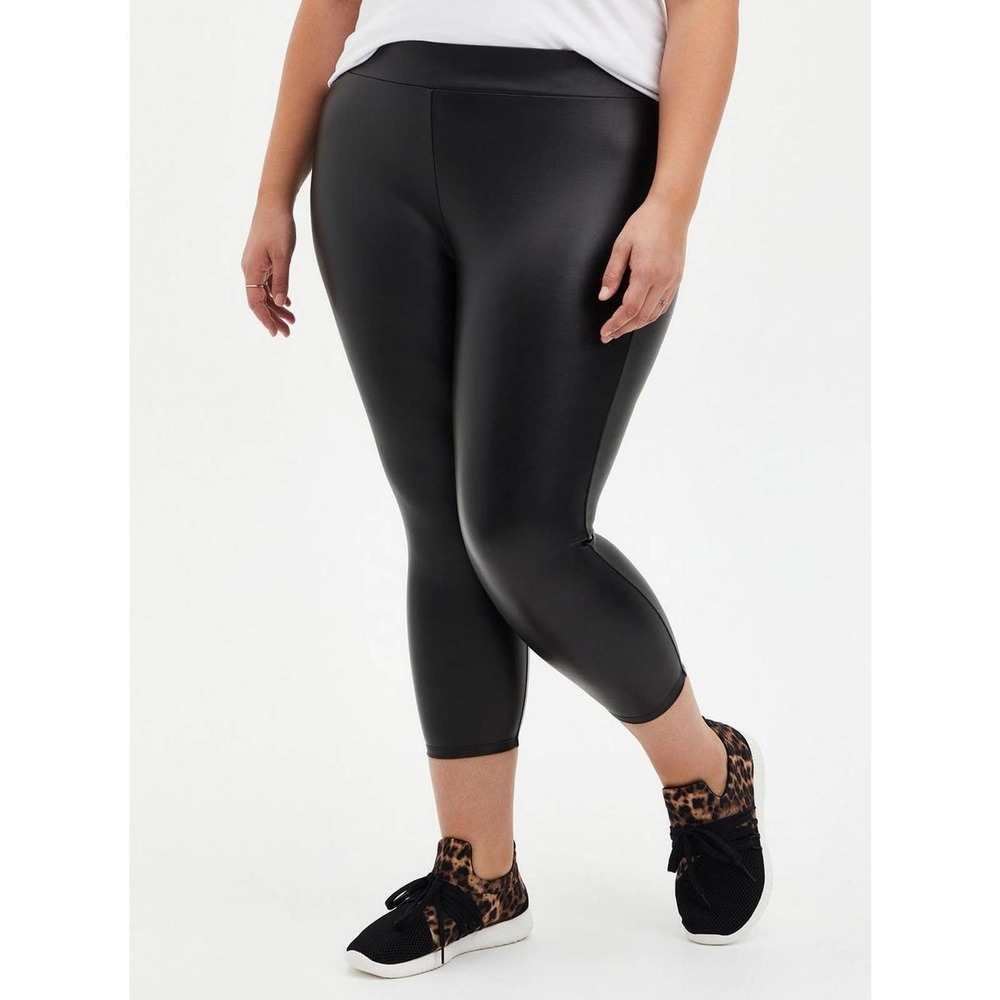 ✨2/$20 Torrid Crop Platinum Legging Coated Ponte Macrame Back Black Size 4 4X - Picture 5 of 11